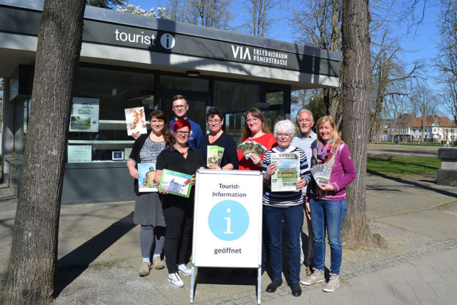Das Team der Tourist Information freut sich zum Saisonstart auf viele Gäste. Foto: Stadt Jülich
