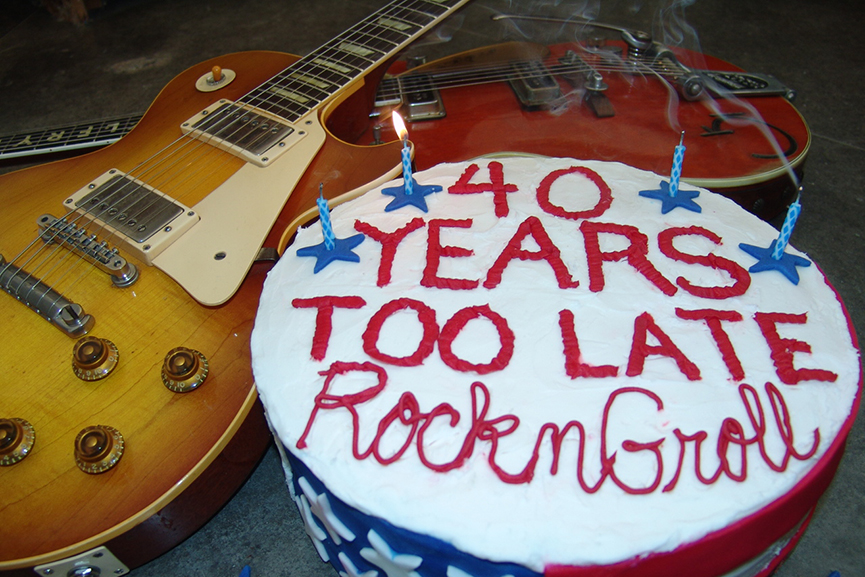 Gitarrenmusik im Stil der 50er/60er Jahre mit authentischen alten Gitarren und Verstärkern aus der Blütezeit dieser Musikrichtung spielt das Trio RocknGroll. Foto: Privat