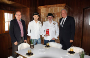 Landrat Wolgang Spelthahn (r.) gratulierte mit Dezernent Peter Kaptain (l.) den frisch ausgezeichneten Sterne-Köchen Herbert Brockel (2. v. r.) und Tobias Schlimbach auf der Burg Nideggen. Foto: Kreis Düren