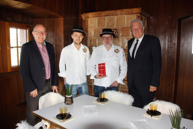 Landrat Wolgang Spelthahn (r.) gratulierte mit Dezernent Peter Kaptain (l.) den frisch ausgezeichneten Sterne-Köchen Herbert Brockel (2. v. r.) und Tobias Schlimbach auf der Burg Nideggen. Foto: Kreis Düren