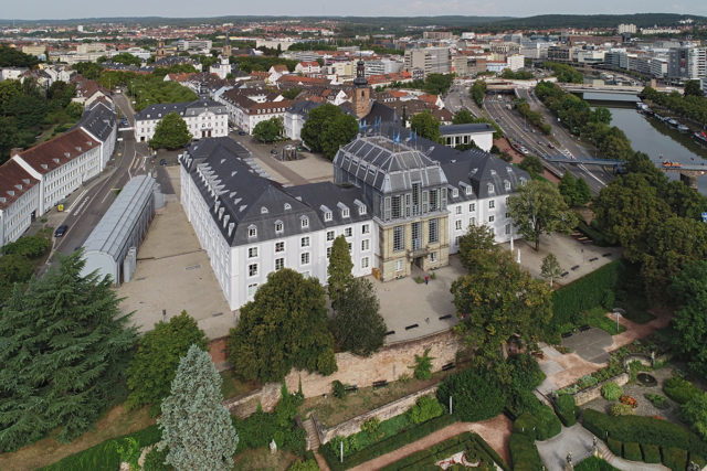 Der Saarbrücker Schlossfelsen mit dem barocken Residenzschloss Foto: Historisches Museum Saar, Hajo Dietz