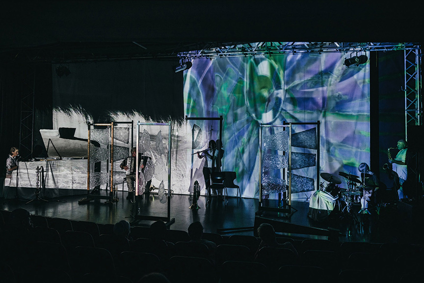 Musikimprovisationen und Video- und Glasinstallationen: Eine Kooperation des Künstlerehepaars Achim und Hiltrud Schieffer Mit dem „Impro-Ensemble“ der Gesellschaft für zeitgenössische Musik Aachen. Foto: Veranstalter