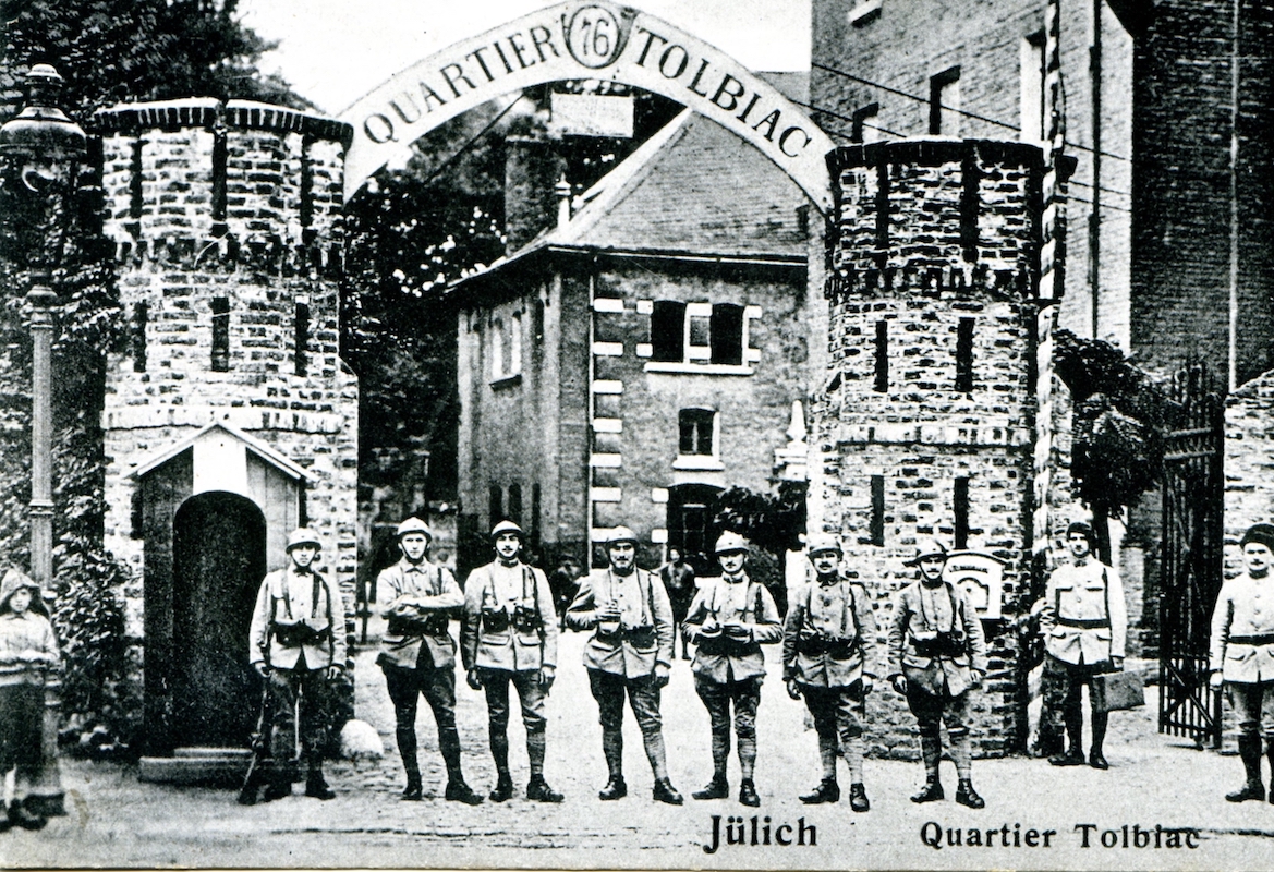 Französische Besatzungssoldaten zwischen 1918 und 1922 vor der in „Quartier Tolbiac“ umbenannte Rurkaserne in Jülich Foto: Stadtarchiv Jülich