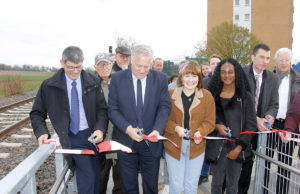 Landrat Wolfgang Spelthahn (2. v. l.) und der Geschäftsführer der Rurtalbahn, Herbert Häner (l.), eröffneten den neue Haltestelle. Foto: Kreis Düren
