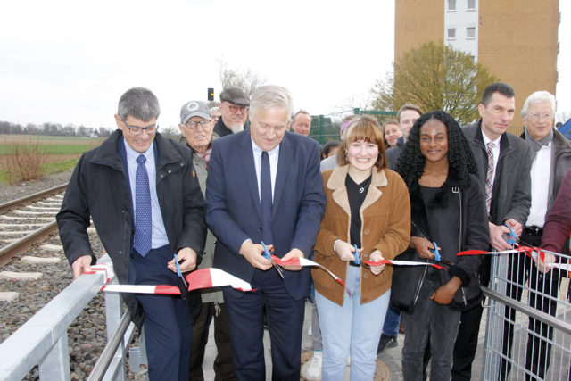 Landrat Wolfgang Spelthahn (2. v. l.) und der Geschäftsführer der Rurtalbahn, Herbert Häner (l.), eröffneten den neue Haltestelle. Foto: Kreis Düren