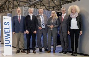 Im Jülich Supercomputing Centre überzeugte sich Kultur- und Wissenschaftsministerin Isabel Pfeiffer-Poensgen (3.v.r.) von der Leistungsfähigkeit des Jülicher Supercomputers JUWELS, einem der schnellsten Höchstleistungsrechner Deutschlands und Europas. Mit dabei (v.l.n.r.): Prof. Thomas Lippert (Leiter Jülich Supercomputing Centre), Dr. Johann Schulenburg (Ministerium für Kultur und Wissenschaft NRW), Prof. Sebastian M. Schmidt (Mitglied des Vorstands Forschungszentrum Jülich), Prof. Wolfgang Marquardt (Vorstandsvorsitzender Forschungszentrum Jülich) und Prof. Kristel Michielsen (Jülich Supercomputing Centre). Foto: Forschungszentrum Jülich / Ralf-Uwe Limbach