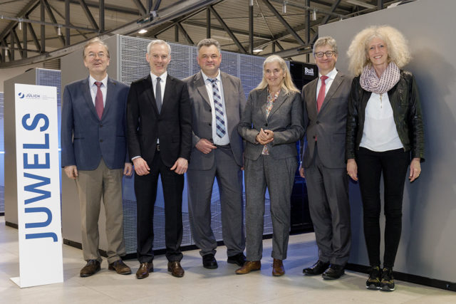 Im Jülich Supercomputing Centre überzeugte sich Kultur- und Wissenschaftsministerin Isabel Pfeiffer-Poensgen (3.v.r.) von der Leistungsfähigkeit des Jülicher Supercomputers JUWELS, einem der schnellsten Höchstleistungsrechner Deutschlands und Europas. Mit dabei (v.l.n.r.): Prof. Thomas Lippert (Leiter Jülich Supercomputing Centre), Dr. Johann Schulenburg (Ministerium für Kultur und Wissenschaft NRW), Prof. Sebastian M. Schmidt (Mitglied des Vorstands Forschungszentrum Jülich), Prof. Wolfgang Marquardt (Vorstandsvorsitzender Forschungszentrum Jülich) und Prof. Kristel Michielsen (Jülich Supercomputing Centre). Foto: Forschungszentrum Jülich / Ralf-Uwe Limbach