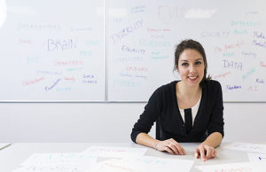 Dr. Sarah Genon ist Gruppenleiterin am Institut für Medizin und Neurowissenschaften und Co-Vorsitzende der WiN-Repo-Initiative. Foto: Forschungszentrum Jülich / Sascha Kreklau