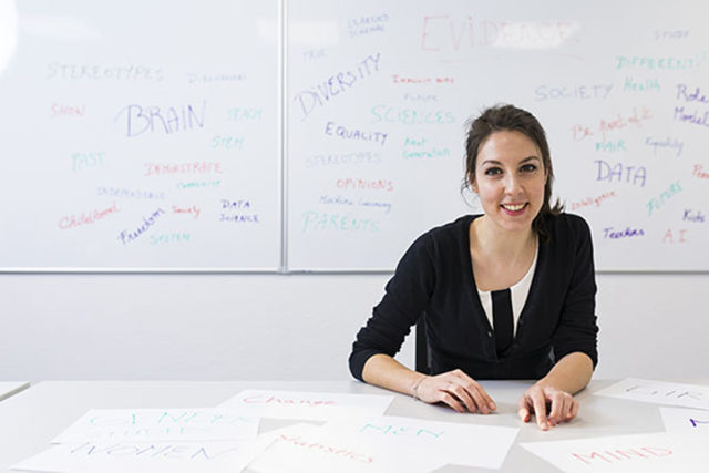 Dr. Sarah Genon ist Gruppenleiterin am Institut für Medizin und Neurowissenschaften und Co-Vorsitzende der WiN-Repo-Initiative. Foto: Forschungszentrum Jülich / Sascha Kreklau