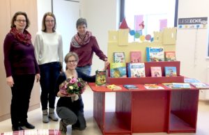 Freude bei der Übergabe (v.l.) Mareike Figgel, Leiterin der Schülerbücherei, Konrektorin Ruth Schall, Schulleiterin Diana Prömpers, Katja Dahmen (kniend). Foto: SchuleFreude bei der Übergabe (v.l.) Mareike Figgel, Leiterin der Schülerbücherei, Konrektorin Ruth Schall, Schulleiterin Diana Prömpers, Katja Dahmen (kniend). Foto: Schule