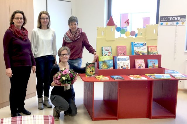 Freude bei der Übergabe (v.l.) Mareike Figgel, Leiterin der Schülerbücherei, Konrektorin Ruth Schall, Schulleiterin Diana Prömpers, Katja Dahmen (kniend). Foto: SchuleFreude bei der Übergabe (v.l.) Mareike Figgel, Leiterin der Schülerbücherei, Konrektorin Ruth Schall, Schulleiterin Diana Prömpers, Katja Dahmen (kniend). Foto: Schule