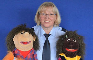 Polizeihauptkommissarin Claudia Nöthen ist mit der Puppenbühne in Sachen Verkehrssicherheit unterwegs. Foto: Polizei