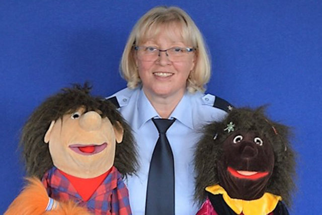 Polizeihauptkommissarin Claudia Nöthen ist mit der Puppenbühne in Sachen Verkehrssicherheit unterwegs. Foto: Polizei