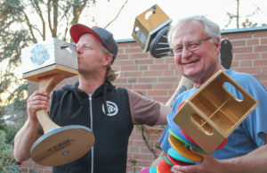 Hauke (l) und Hans-Peter Bochem: Der Bierkastenkørlingveranstalter und sein Pokaldesigner. Foto: Dorothée Schenk