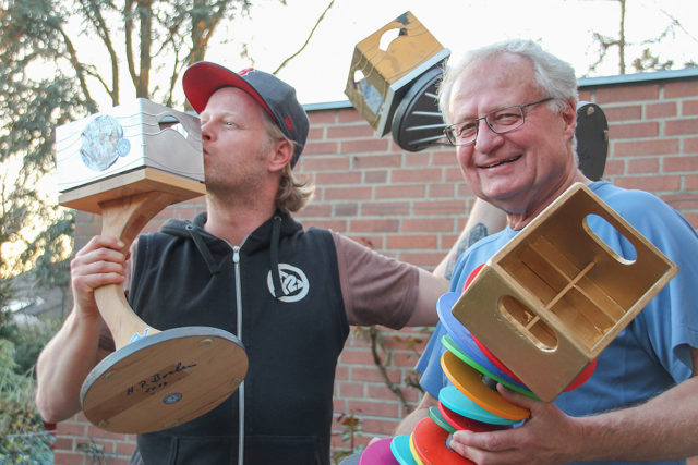 Hauke (l) und Hans-Peter Bochem: Der Bierkastenkørlingveranstalter und sein Pokaldesigner. Foto: Dorothée Schenk