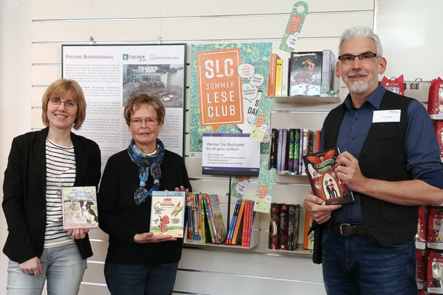 von links gesehen : Birgit Kasberg (Leitung Stadtbücherei Jülich); Elisabeth Vietzke (Vorsitzende Förderverein Stadtbücherei Jülich e.V.); Jürgen Schmitte (Buchhandlung Thalia). Foto: privat