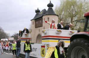 Viel Lob gab es vom Ehrenpräsidenten für den Karnevalswagen. Foto: Frank Besselmann