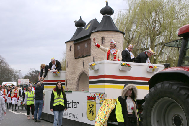 Viel Lob gab es vom Ehrenpräsidenten für den Karnevalswagen. Foto: Frank Besselmann