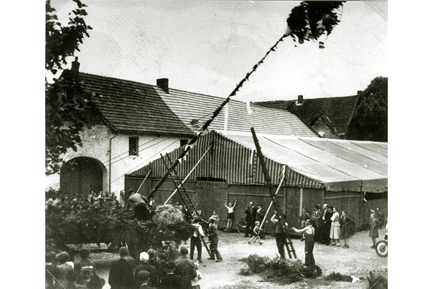 Aufstellung des Maibaums um 1957 beim Maiclub Bourheim. Foto: privat