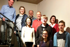 Die Solisten der Overbacher Singschule: Martin Schuldt, Nadine Langen, Soline Guillon, Klaus Neumann, Axel Müller-Riedel, Jochen Grooß, Antonia Simon, Astrid Weiser, Johannes Grooß (von links nach rechts). Foto: Maarja Purga