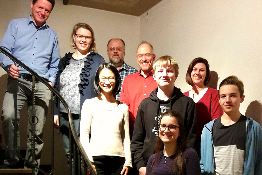 Die Solisten der Overbacher Singschule: Martin Schuldt, Nadine Langen, Soline Guillon, Klaus Neumann, Axel Müller-Riedel, Jochen Grooß, Antonia Simon, Astrid Weiser, Johannes Grooß (von links nach rechts). Foto: Maarja Purga