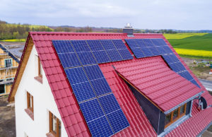 Solarpanele auf dem Dach für die eigene Stromversorgung. Foto: Adobe Stock