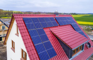Solarpanele auf dem Dach für die eigene Stromversorgung. Foto: Adobe Stock