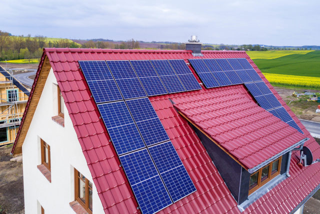 Solarpanele auf dem Dach für die eigene Stromversorgung. Foto: Adobe Stock