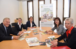 Schulungen für Ehrenamtliche Sorgebeauftragte Weil Menschen nicht immer stark sind, wollen (v.l.) Landrat Wolfgang Spelthahn, Gerda Graf, Carolin Möller, Elke Ricken-Melchert (beide Kreis Düren) und Marie-Theres Innecken-Prüss weitere Interessierte befähigen, als ehrenamtliche Sorgebeauftragte zu wirken. Foto: Kreis Düren