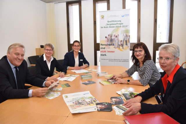 Weil Menschen nicht immer stark sind, wollen (v.l.) Landrat Wolfgang Spelthahn, Gerda Graf, Carolin Möller, Elke Ricken-Melchert (beide Kreis Düren) und Marie-Theres Innecken-Prüss weitere Interessierte befähigen, als ehrenamtliche Sorgebeauftragte zu wirken. Foto: Kreis Düren