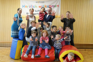 Kleine und große Hände der Kindertagesstätte St. Marien waren im Einsatz für den Verein "Kleine Hände", der sich in Jülich um Kinder und Familien in Not kümmert. Foto: Förderverein St. Marien