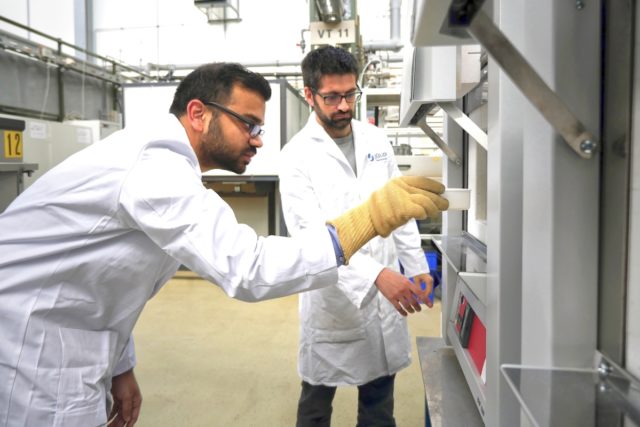 fzj 2019-04-03-molten-salt-06.jpg;jsessionid=7415C1E5D1F6CAB8F80093C114C9B90A Kopie Mit dem neuen Verfahren reicht nun schon ein normaler Ofen. Im Bild: Dr. Jesus Gonzalez-Julian (rechts) und Apurv Dash (links) Foto: Forschungszentrum Jülich / Regine Panknin