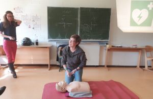 Geübt wurde mit Puppe „Anne“, die vom Malteser Hilfsdienst für den Kurs zur Verfügung gestellt wurde. Foto: MGJ
