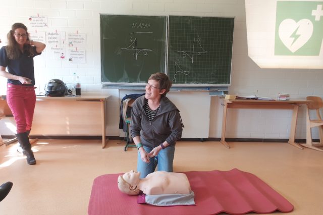 Geübt wurde mit Puppe „Anne“, die vom Malteser Hilfsdienst für den Kurs zur Verfügung gestellt wurde. Foto: MGJ