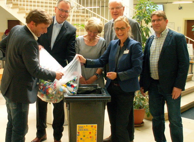 Ausschüttung im Rathaus: Bürgermeister Axel Fuchs (v.l.) unterstützt Rotary bei der Aktion (v.l.) Achim Dohr, Sozialdezernentin Doris Vogel, Rotary.-Präsidentin Dr. Ines Rathert (dahinter) Dr. Dieter Scheidt und Dezernent Richard Schumacher. Foto: Günther Hamacher 