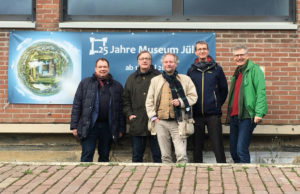 Zum Abschluss des erfolgreichen Jubiläumsjahres 2018 zum 25jährigen Bestehen des Museums trifft sich das Team der ersten Ausstellungsjahre am Freitag vor Heiligabend zum Essen (Guido von Büren, Bernhard Dautzenberg, Andreas Kupka, Marcell Perse).