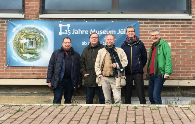 Zum Abschluss des erfolgreichen Jubiläumsjahres 2018 zum 25jährigen Bestehen des Museums trifft sich das Team der ersten Ausstellungsjahre am Freitag vor Heiligabend zum Essen (Guido von Büren, Bernhard Dautzenberg, Andreas Kupka, Marcell Perse).