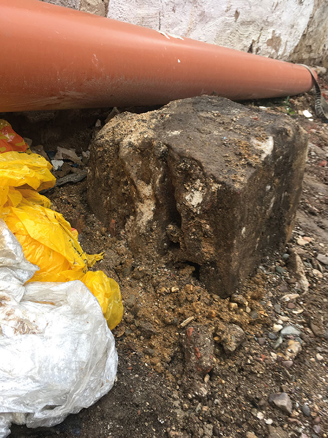 Beim Verlassen fällt beim Baustellenabfall ein Sandsteinblock auf, der beim Rumdrehen Reliefreste zeigt, das riecht nach Römern.