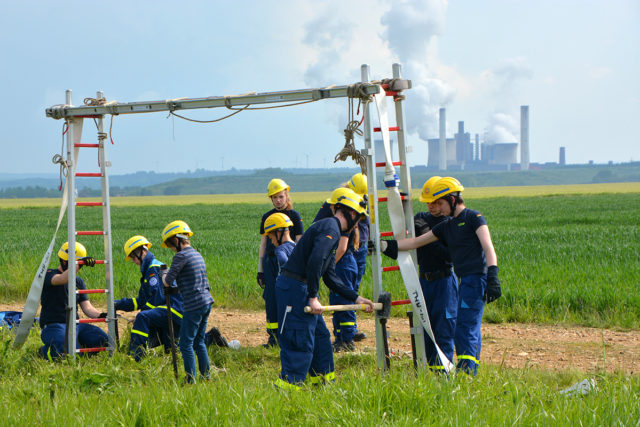 Jugendgruppen des THW absolvieren eine Übung unter Realbedingungen. Foto: Horst Wipper /thw