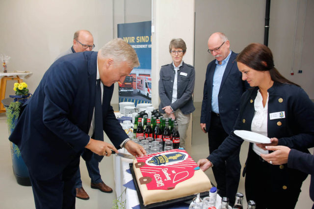 Landrat Wolfgang Spelthahn schnitt zur Eröffnung der Mehrzweckhalle als Verwaltungsratsvorsitzender der RDKD eine Torte an. Foto: Kreis Düren