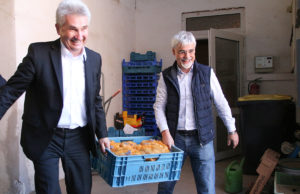 Wenn die Landesregierung selbst mit anpackt: NRW-Wirtschaftminister Andreas Pinkwart ließ sich von Geschäftsführer Heinz Frey (r) für das neue Modul des DORV-Zentrusm begeistern. Fotos: Dorothée Schenk