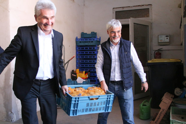 Wenn die Landesregierung selbst mit anpackt: NRW-Wirtschaftminister Andreas Pinkwart ließ sich von Geschäftsführer Heinz Frey (r) für das neue Modul des DORV-Zentrusm begeistern. Fotos: Dorothée Schenk