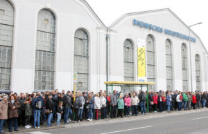 2000 Kreis Dürener in Oberhausen Gäste aus dem Kreis Düren vor dem Rheinischen Industriemuseum in Oberhausen. Foto: Kreis Düren