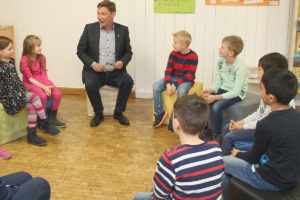 Bürgermeister Axel Fuchs bei der Eröffnung des Leseclubs. Foto: Arne Schenk