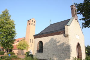 Zwischen Wallfahrtskapelle und St. Andreas und Matthias in Lich-Steinstraß. Foto: Dorothée Schenk