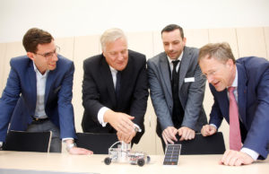 Landrat Wolfgang Spelthahn (2. v. l.) mit einem auf Wasserstoffbasis betriebenen Modellauto im Dürener TraCK-Bildungszentrum. Mit dabei Peter Deckers (Handwerkskammer Aachen / r.), Andreas Klaus (TraCK / 2. v. r.) und Michael Reichert (Kreis Düren / l.). Foto: Kreis Düren