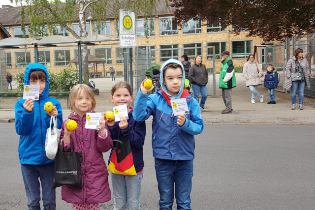 Zitronen-Aktion am großen Schulhof Promenadenschule. Stadt Jülich / E. Fasel-Rüdebusch