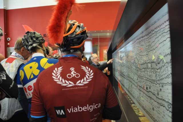 Vor allem der im Museum dargestellte Streckenverlauf interessierte die Radfahrer aus den Niederlanden. Fotos: Stadt Jülich / Gisa Stein