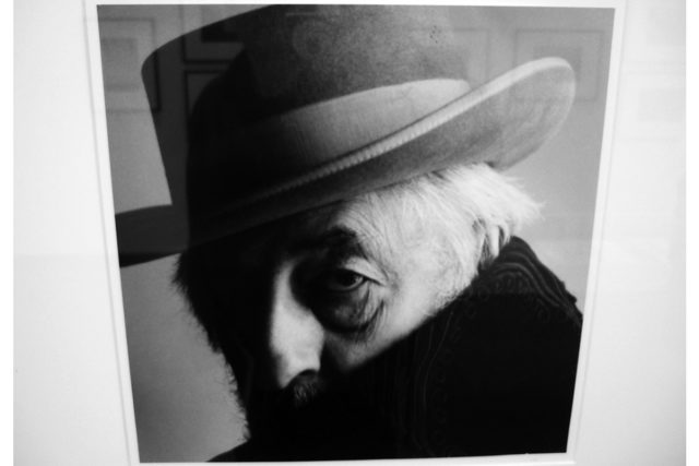 In „N.N. Pablo Gruber“ mimt Bettinas Vater, der Mister photokina Fritz Gruber den berühmten Maler mit Hut. Die Bilder von Ulrich Tillmann sind Bestandteil des erfundenen 