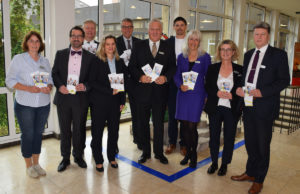 Landrat Wolfgang Spelthahn (Mitte) und Kreisdirektor Georg Beyß (r.) stellten die neue dezentrale Pflegeberatung gemeinsam mit den Vertretern der Kommunen vor. Foto: Kreis Düren